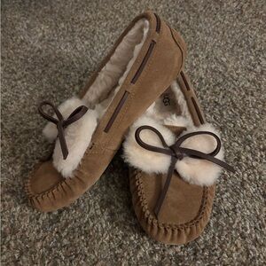 NEW UGG DAKOTA DOUBLE BOW CHESTNUT SHEARLING MOCCASIN SLIPPERS SIZE 9 NWT
